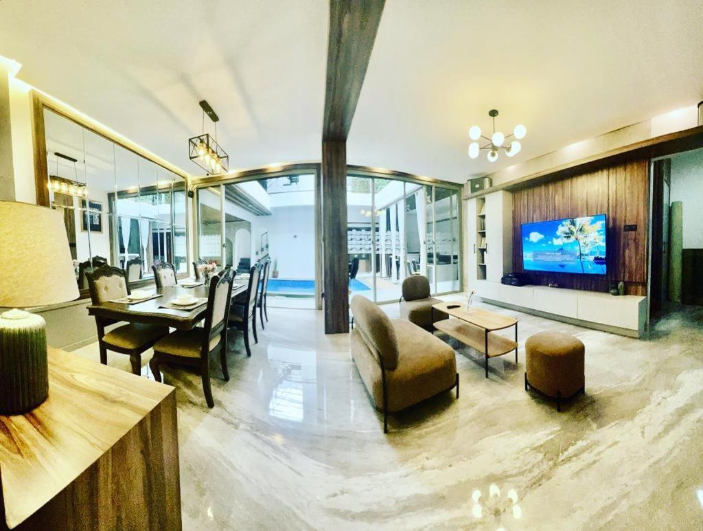 فيلا Radja House Cipaku Indah باندونج المظهر الخارجي الصورة